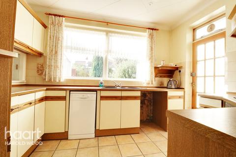 25 Upland Court Road, Romford, RM3 0TT