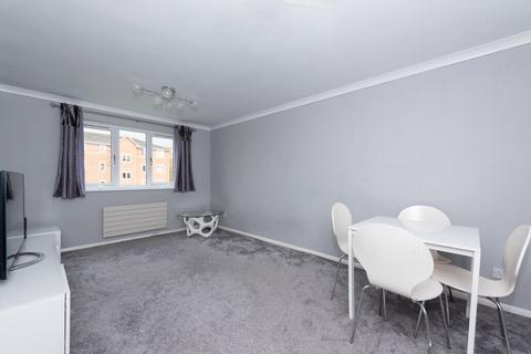 2 bedroom flat to rent, Ascot Court, Aldershot, GU11