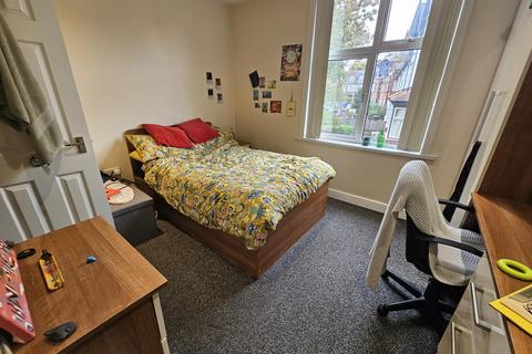 8 bedroom house to rent, St Michaels Villas, Leeds