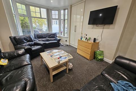 8 bedroom house to rent, St Michaels Villas, Leeds