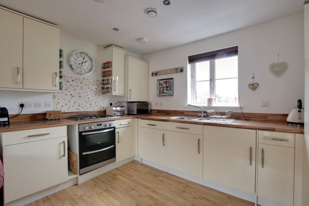 SAMUEL MORTIMER CLOSE, CATISFIELD 2 bed apartment £220,000