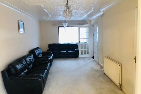 4 bedroom semi-detached house to rent - BALMORAL DRIVE, UB3