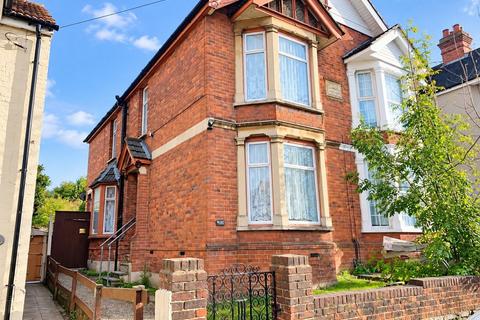 4 bedroom semi-detached house to rent, Desborough Avenue, Hp11