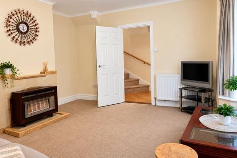 4 bedroom semi-detached house to rent, Desborough Avenue, Hp11