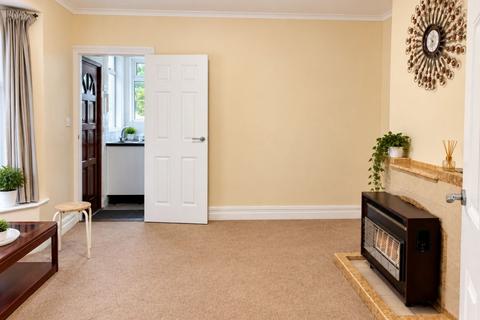 4 bedroom semi-detached house to rent, Desborough Avenue, Hp11