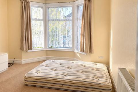 4 bedroom semi-detached house to rent, Desborough Avenue, Hp11