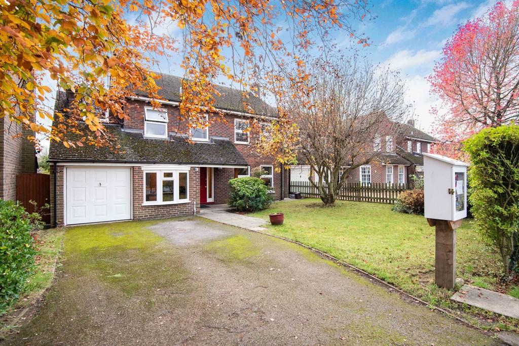 Lock Road, Marlow, SL7 1QW 4 bed detached house £5,000 pcm (£1,154 pw)