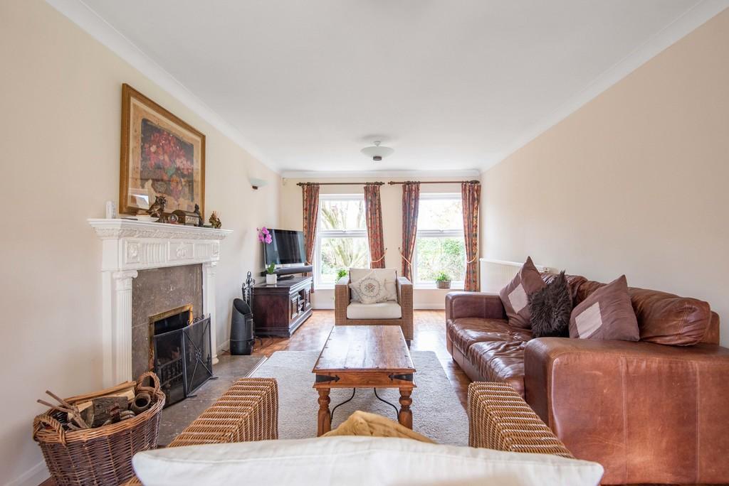 Lock Road, Marlow, SL7 1QW 4 bed detached house £5,000 pcm (£1,154 pw)