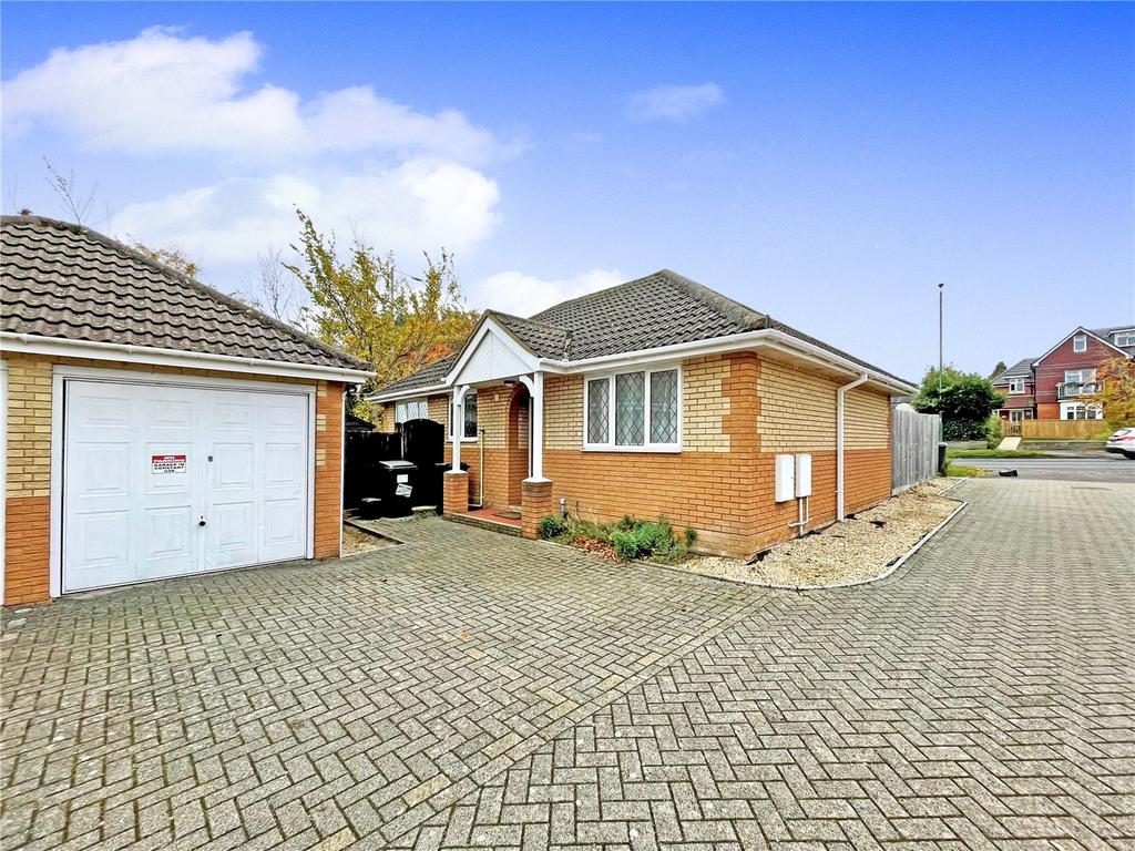 Middlebrook, 1723 Wimborne Road, Bournemouth, Dorset, BH11 2 bed bungalow to rent £1,050 pcm