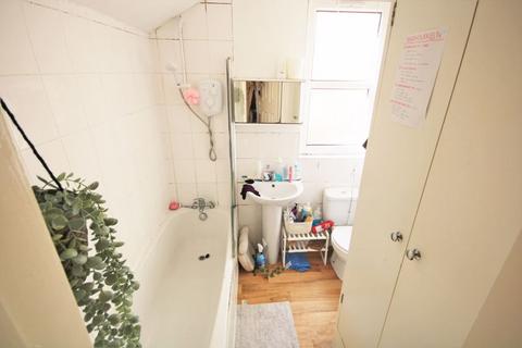 2 bedroom flat to rent, 9B St. Michaels Terrace, Leeds