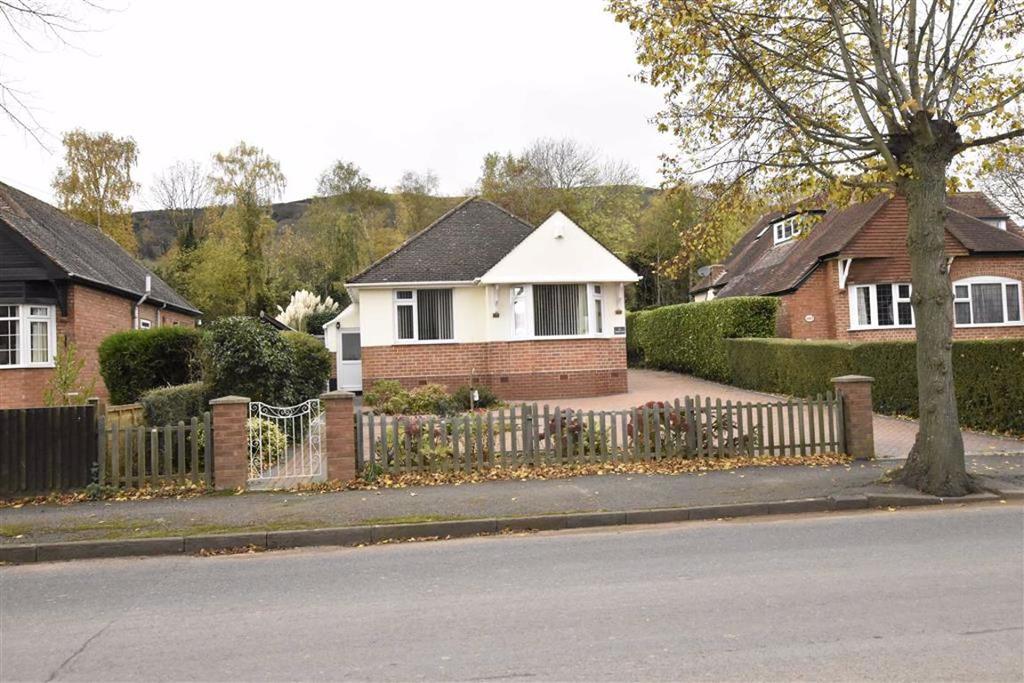 St Andrews Road, Malvern 2 bed detached bungalow £395,000