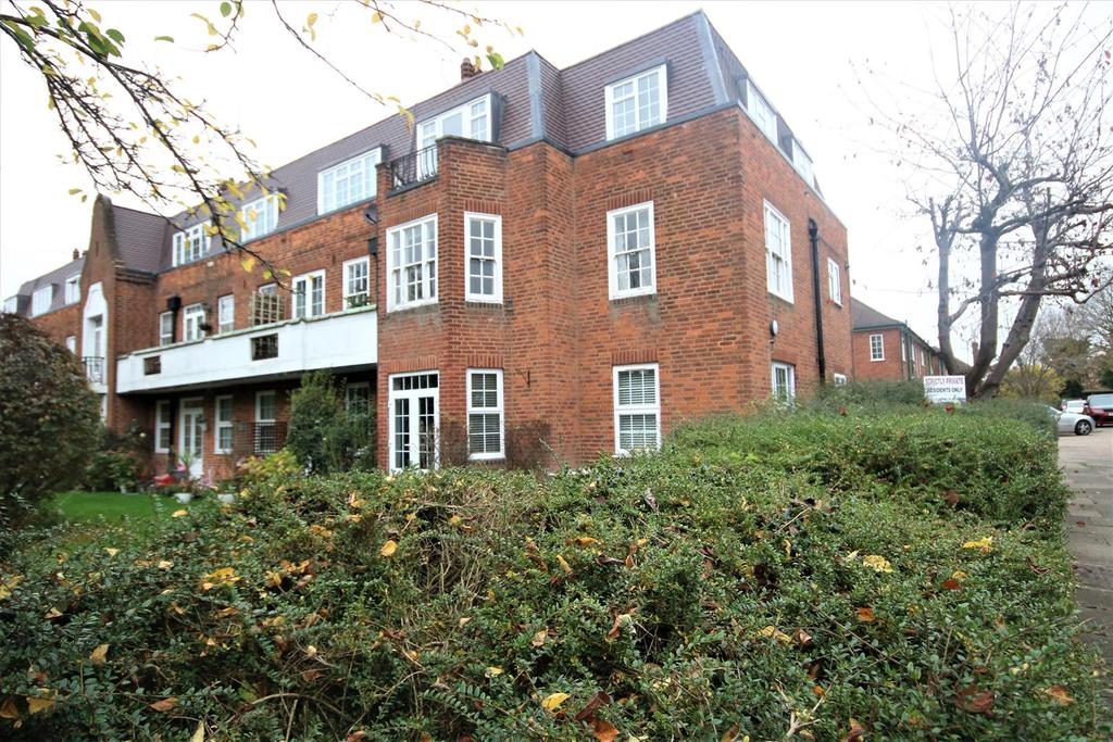 Belmont Close, Cockfosters, EN4 4 bed flat £395,000