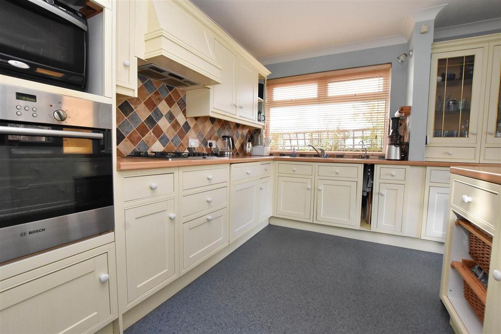 Elm Grove, Eastbourne 4 bed detached house £430,000