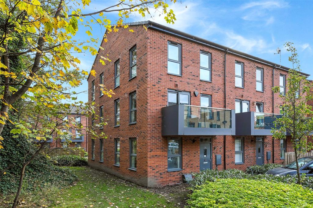 Carnforth Avenue, Wakefield, WF1 2 bed terraced house £175,000