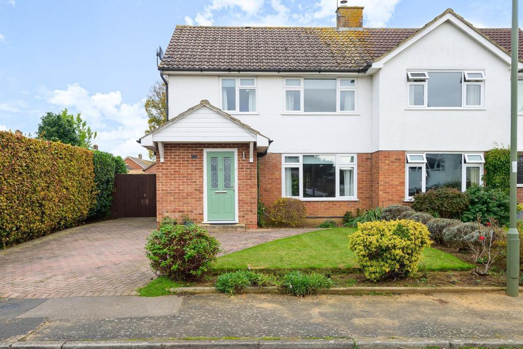 Primrose Ridge, Godalming, GU7 3 bed semidetached house £625,000
