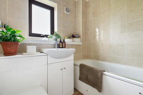 69 Devoil Close, Guildford, GU4 7FQ
