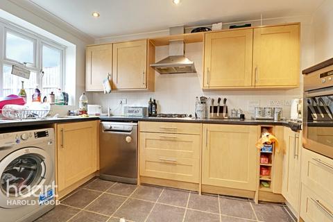 11 Paignton Close, Romford, RM3 8SF