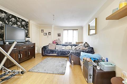 11 Paignton Close, Romford, RM3 8SF