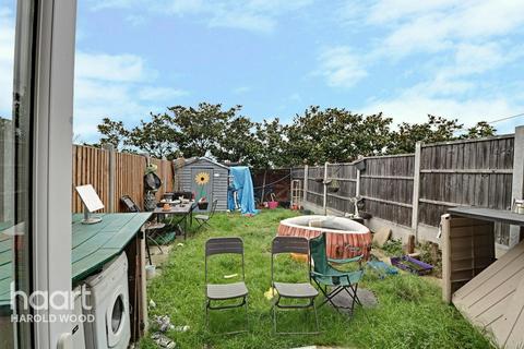 11 Paignton Close, Romford, RM3 8SF
