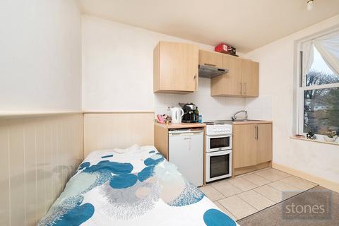 Studio to rent, Belsize Square, Belsize Park, London, NW3