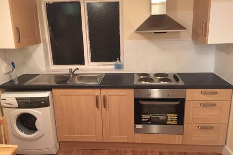 Studio to rent, Commercial Road, London, e14