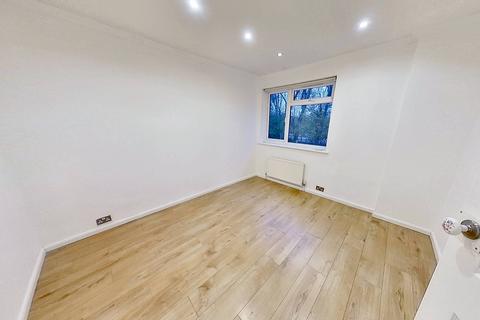 2 bedroom flat to rent, Connell Crescent, London W5