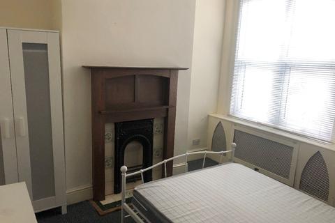 1 bedroom in a house share to rent - 19 Milman Road