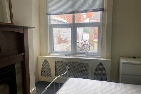 1 bedroom in a house share to rent, 19 Milman Road