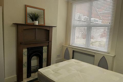 1 bedroom in a house share to rent, 19 Milman Road