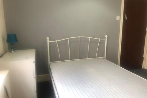 1 bedroom in a house share to rent, 19 Milman Road