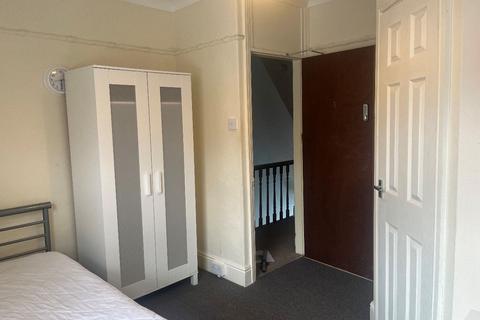 1 bedroom in a house share to rent, 19 Milman Road