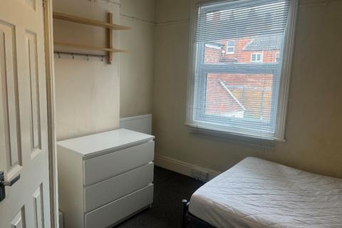 1 bedroom in a house share to rent, 19 Milman Road