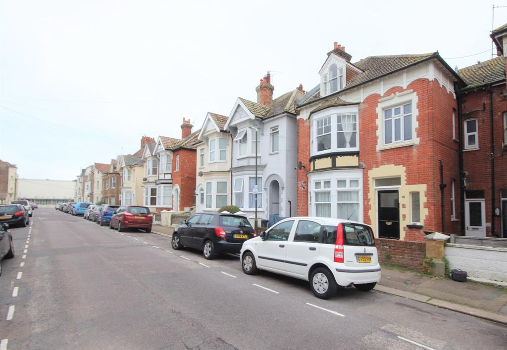 Linden Road, BexhillonSea, TN40 1 bed flat £750 pcm (£173 pw)