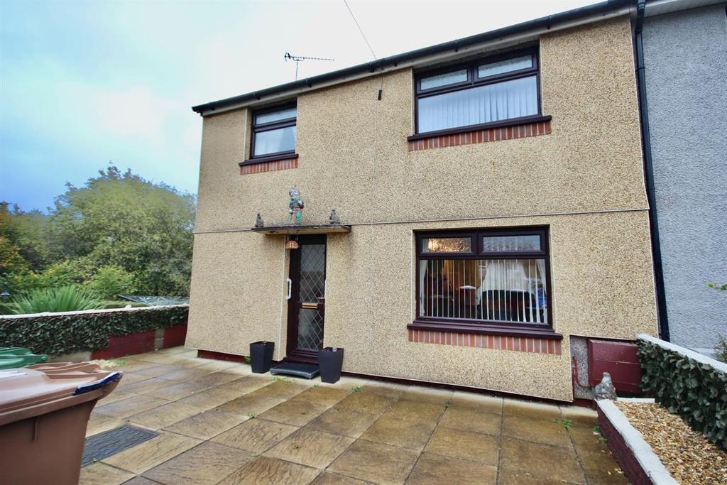 Pinewood Court, Pontllanfraith... 3 bed semidetached house £149,000