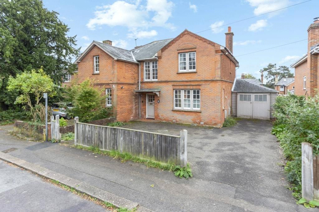 Cromwell Road, Basingstoke, RG21 3 bed semidetached house £425,000