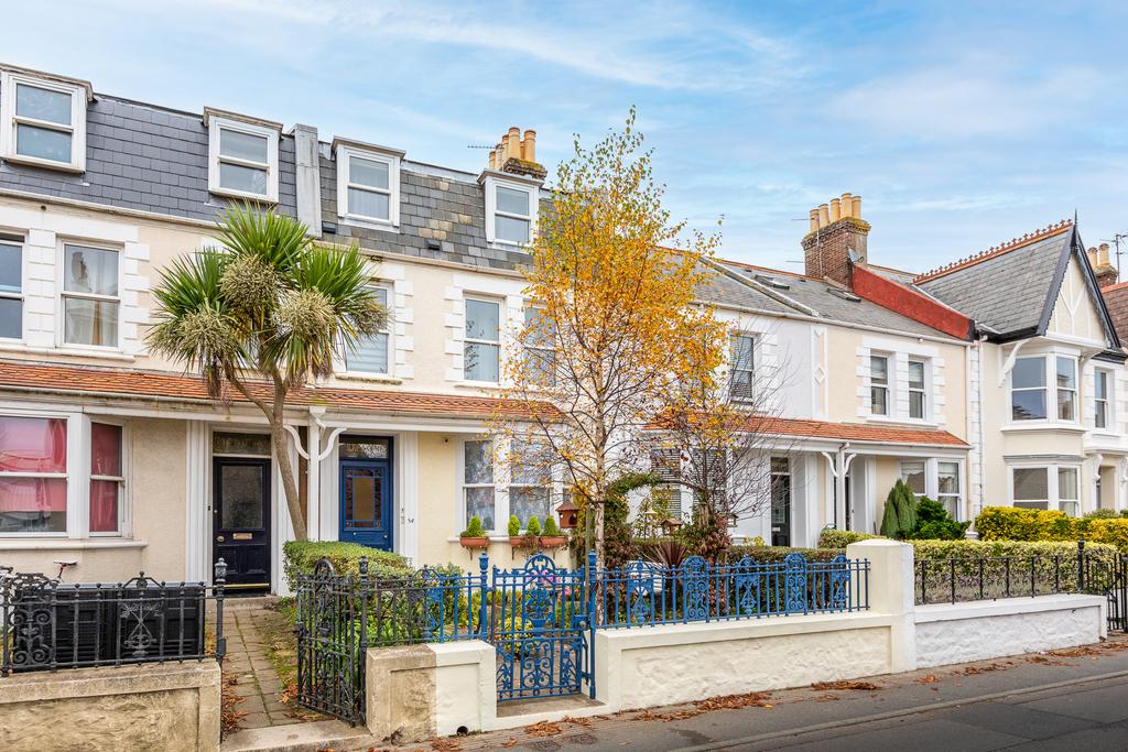 Brock Road, Guernsey 2 bed £2,400 pcm (£554 pw)