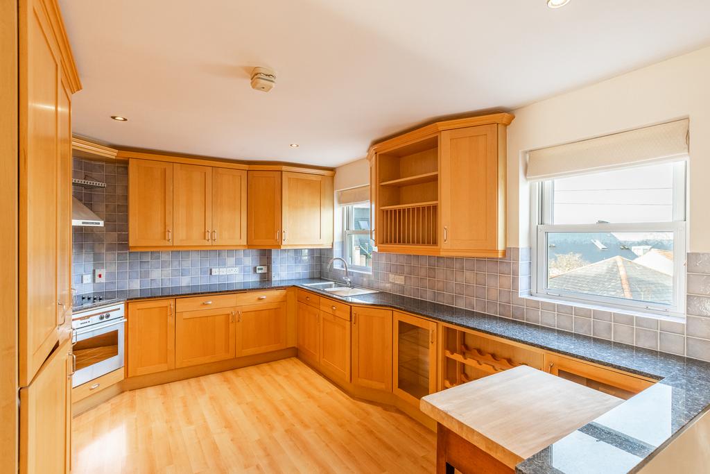 Brock Road, Guernsey 2 bed £2,400 pcm (£554 pw)