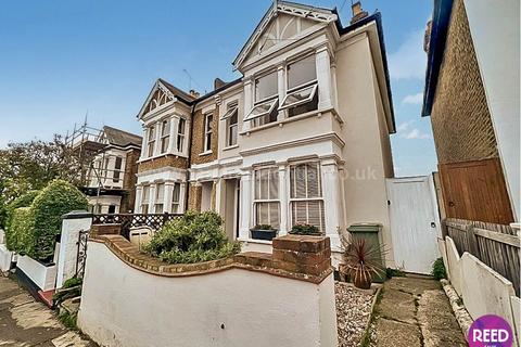 2 bedroom apartment to rent, Avenue Road, Leigh on Sea