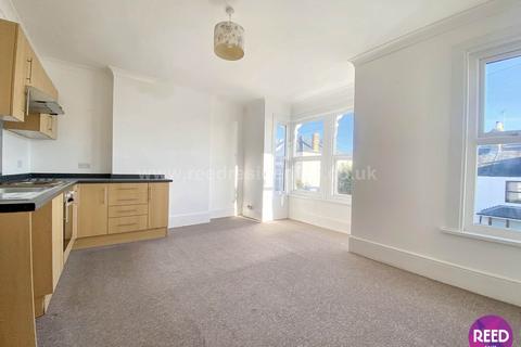 2 bedroom apartment to rent, Avenue Road, Leigh on Sea