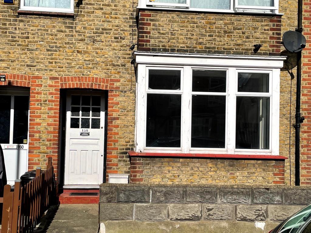 Marks Road, Romford RM7 1 bed ground floor flat £230,000