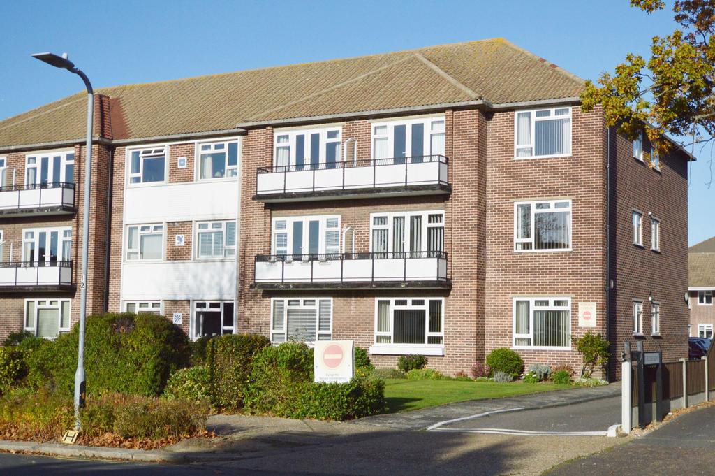 Imperial Avenue, WestcliffOnSea, SS0 3 bed flat £290,000