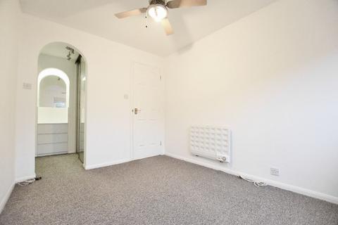 2 bedroom flat to rent, Maypole Crescent, Hainault, IG6