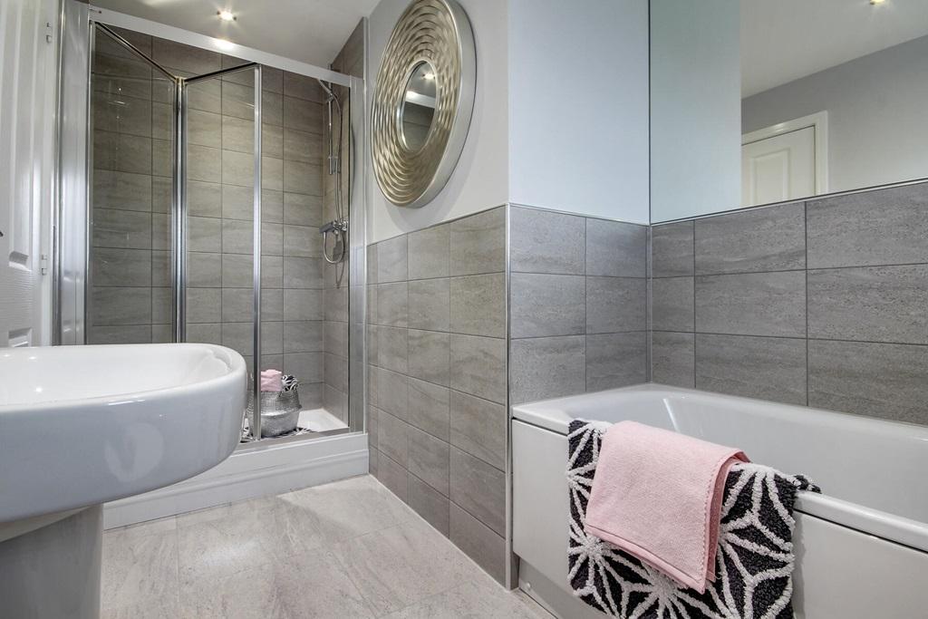 En suite with a separate shower and bath