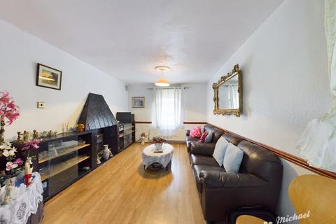15 Alwin Close, Aylesbury, HP21 8RP