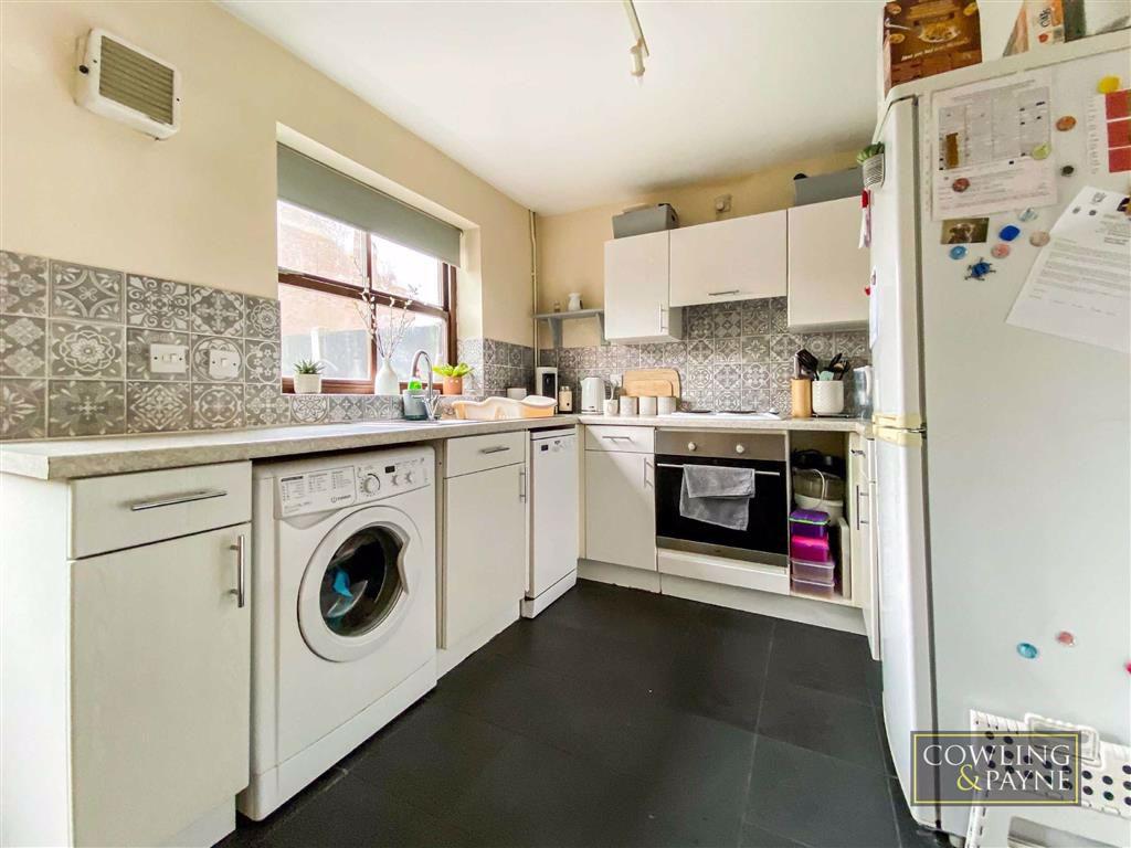 Douglas Drive, Wickford, Essex 2 bed terraced house £1,095 pcm (£253 pw)
