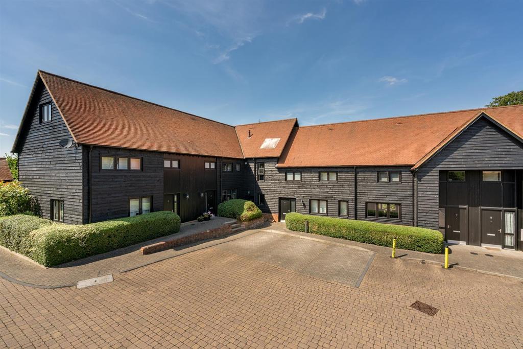 Corner Farm Place, Hemel Hempstead 2 bed barn conversion £1,450 pcm