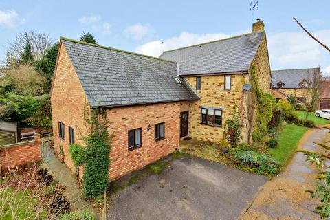 5 bedroom detached house for sale - Hill House Court, Pattishall