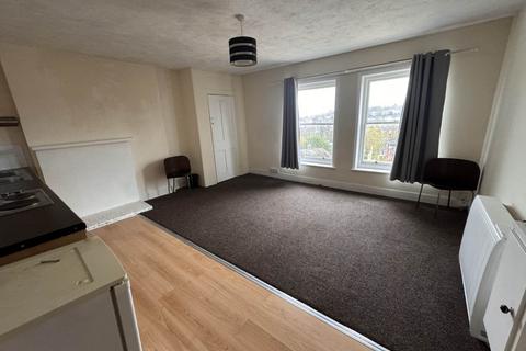 Studio to rent, Watts Avenue, Rochester