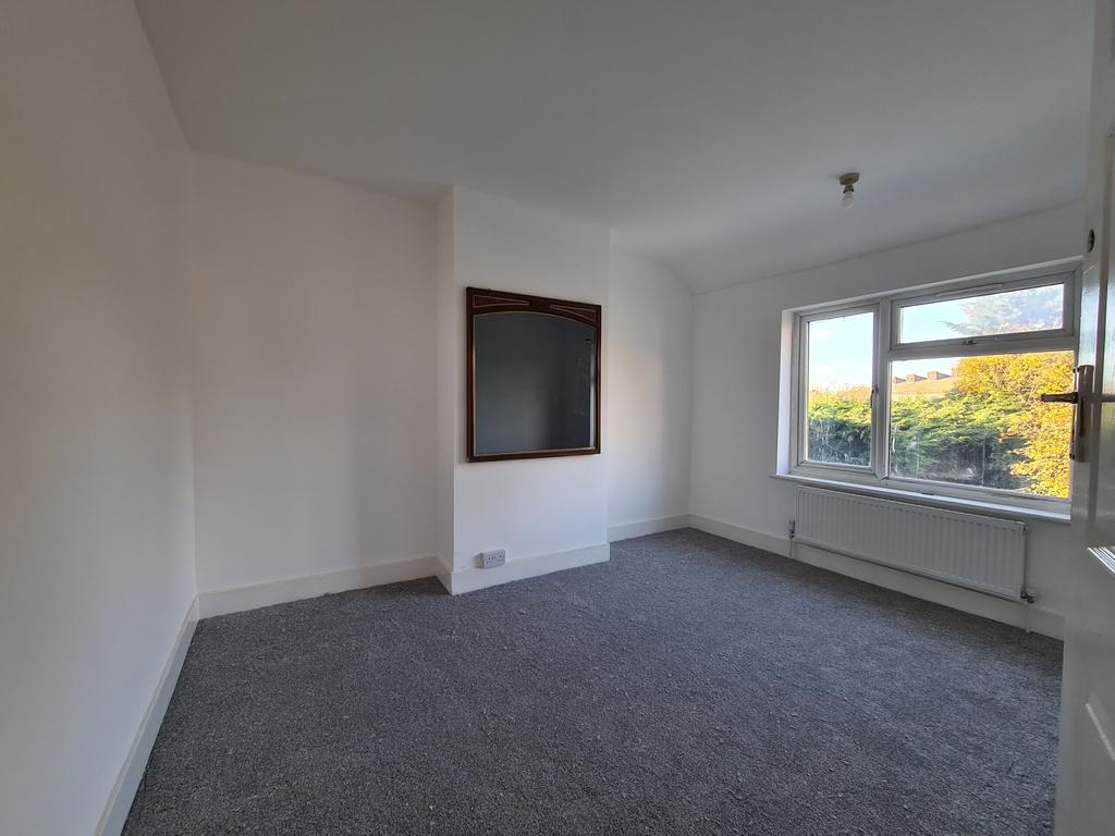 Ash Grove, Hounslow, TW5 4 bed semidetached house £1,800 pcm (£415 pw)