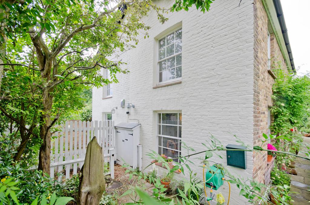 First Cross Road, Twickenham, Middlesex, UK, TW2 2 bed semidetached